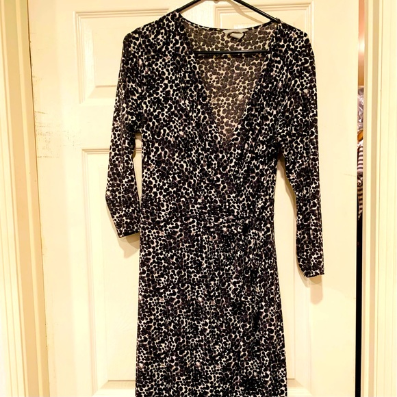H&M Dresses & Skirts - H & M black and white patterned wrap dress.